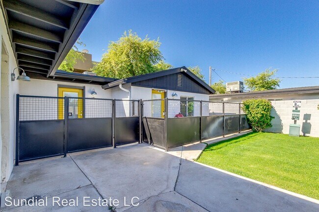 Building Photo - 2031 E Glenrosa Ave