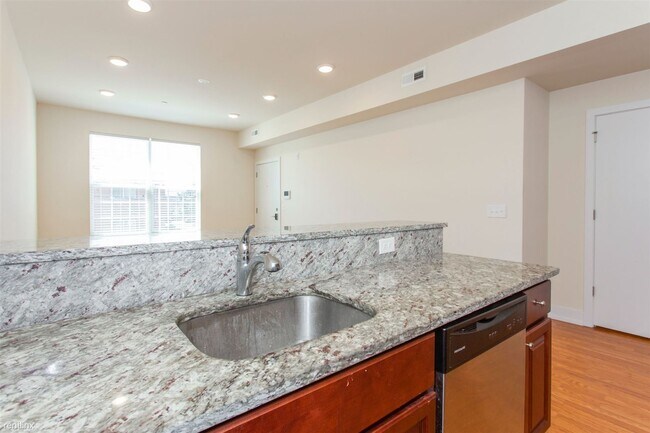 Foto del edificio - 2 br, 1 bath Triplex - 1405 N SYDENHAM ST ...