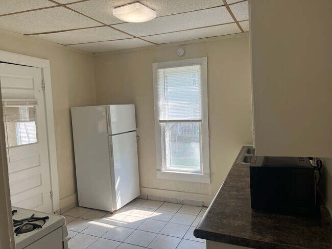 Building Photo - Upper Level 1 Bedroom, 1 Bathroom - Landlo...