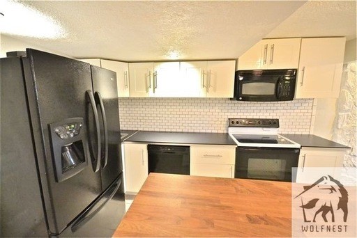 Building Photo - Spacious 1 Bedroom Downstairs Apartment