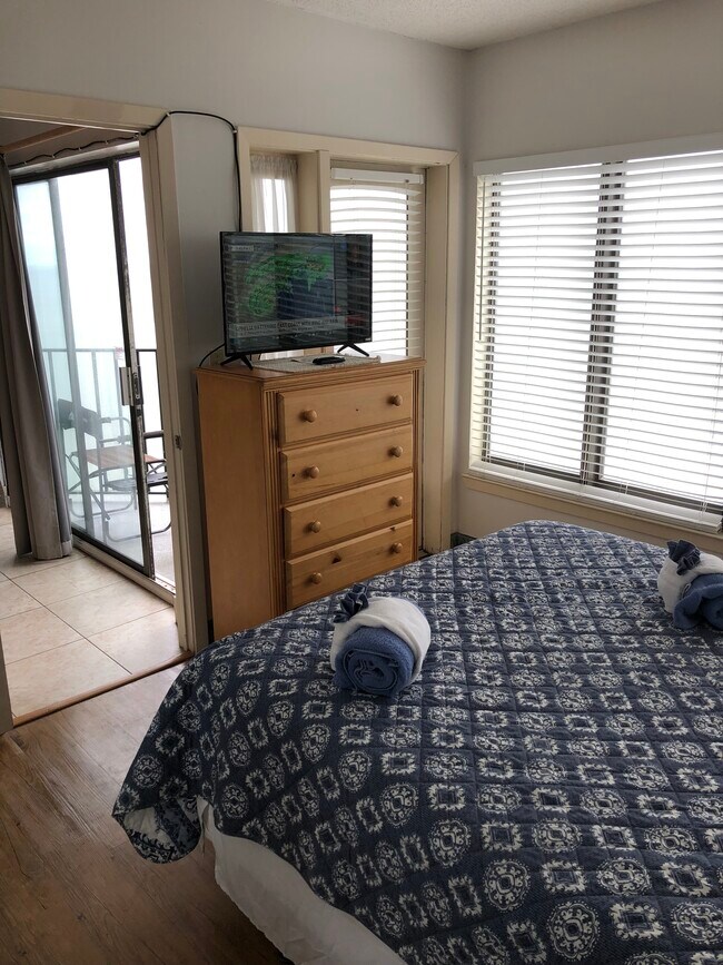 Queen bed - 1605 S Ocean Blvd