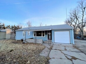 Building Photo - 1019 College Ln