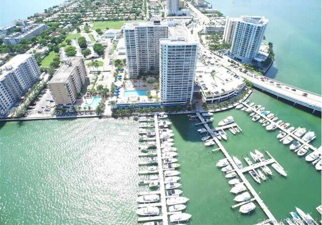 Foto del edificio - 7601 E Treasure Dr