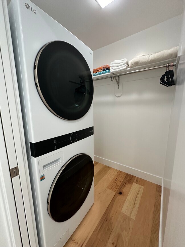 Foto del edificio - 5541 Riviera Walk