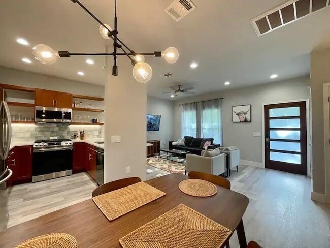 Building Photo - 3000 Prado St