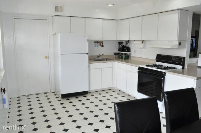 Building Photo - 2 br, 1 bath Apartment - 192 Evergreen Road