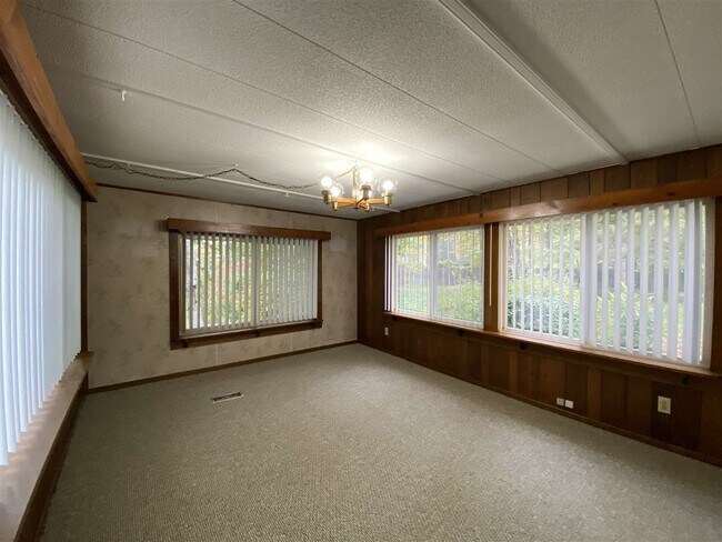 Building Photo - 836 Poquonnock Dr