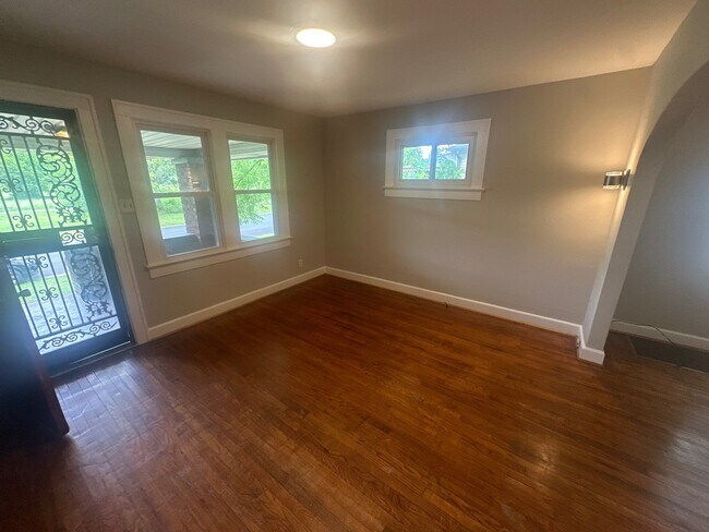Foto del edificio - 2227 E Riverside Dr
