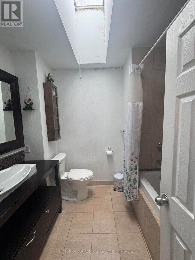 Photo du bâtiment - 12 Caines Ave