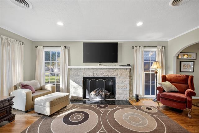 Foto del edificio - 6815 Kenwood Ave