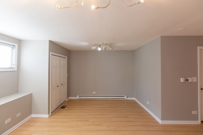 Building Photo - 3134 N Leavitt St