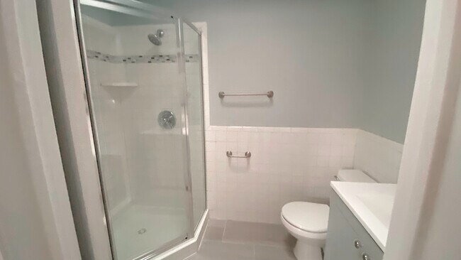 baño completo con ducha con mampara de vidrio - 33 Highwood Dr