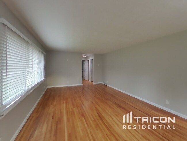 Foto del edificio - 741 68th Ave NE