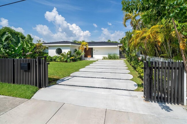 Building Photo - 7610 Bayside Ln