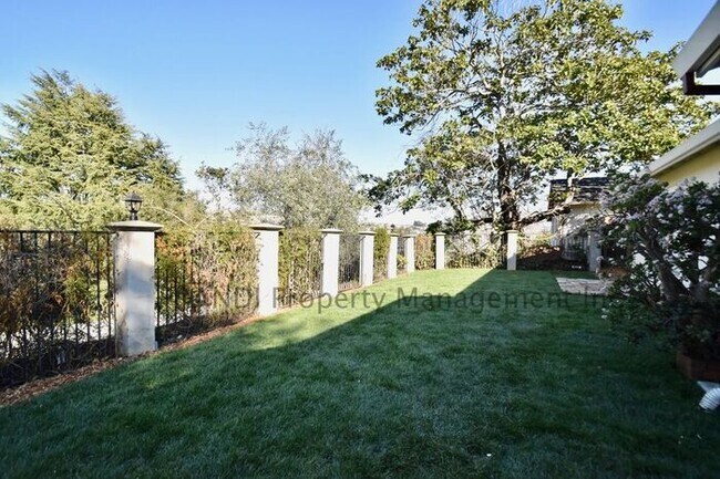 Building Photo - Splendid 3 Bedroom Home in Strawberry Manor!
