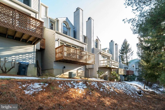 Building Photo - 302 Pleasant Knoll Ct