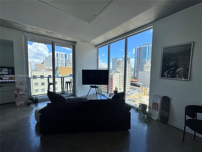 Foto del edificio - 151 SE 1st St