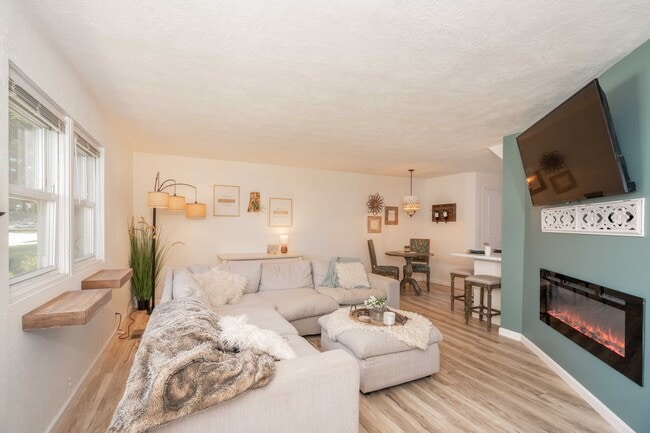 Building Photo - 1304 E Sylvan Cir