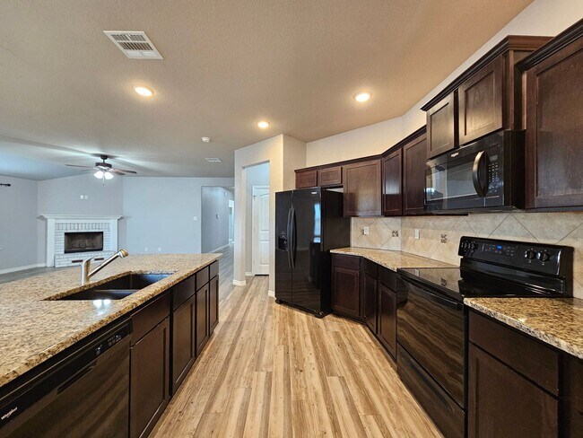 Foto del edificio - NEW IN MANAGEMENT - AVAILABLE NOW!