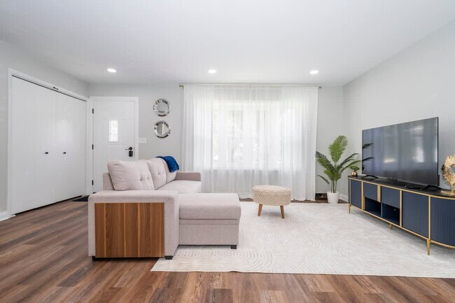 Foto del edificio - 788 N Emroy Ave