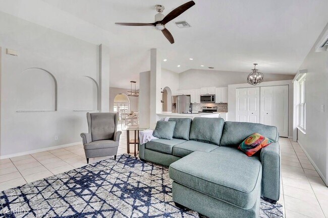 Building Photo - 4 br, 2.5 bath House - 1588 Farmington Ave 1
