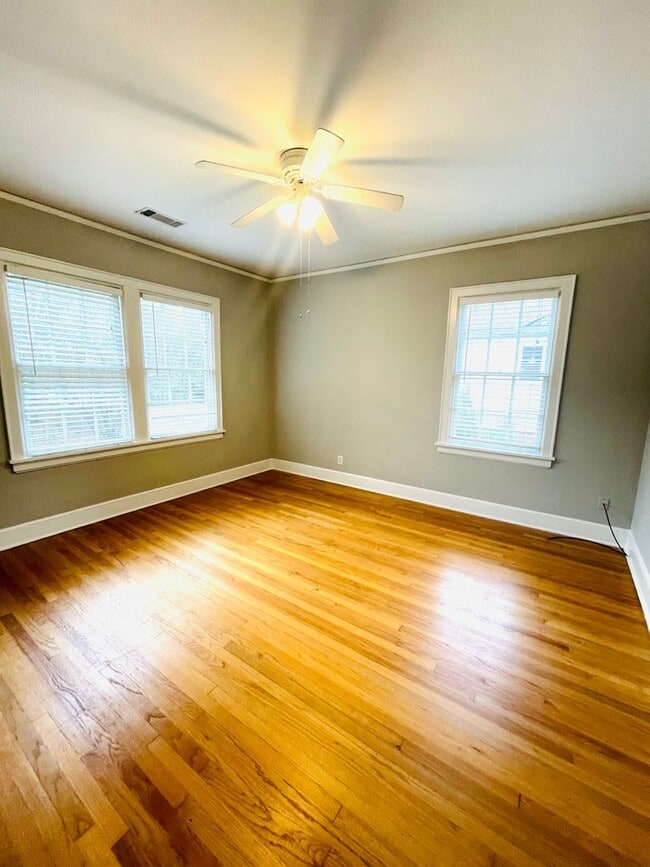 Building Photo - ** 3 bed 2 bath located in Cloverdale ** C...