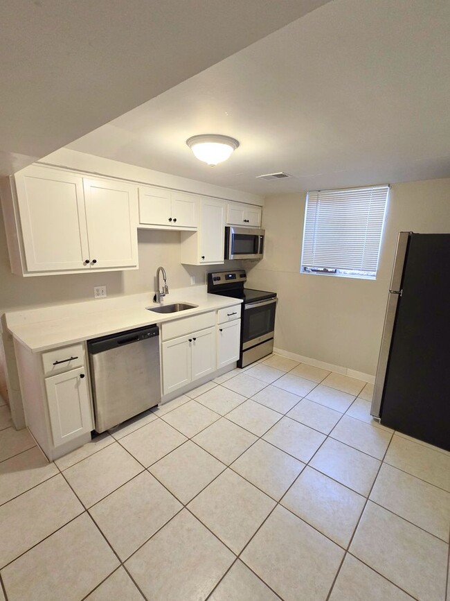 Super Spacious & Updated 1-Bed, 1-Bath Apa... - Super Spacious & Updated 1-Bed, 1-Bath Apa... Apartment