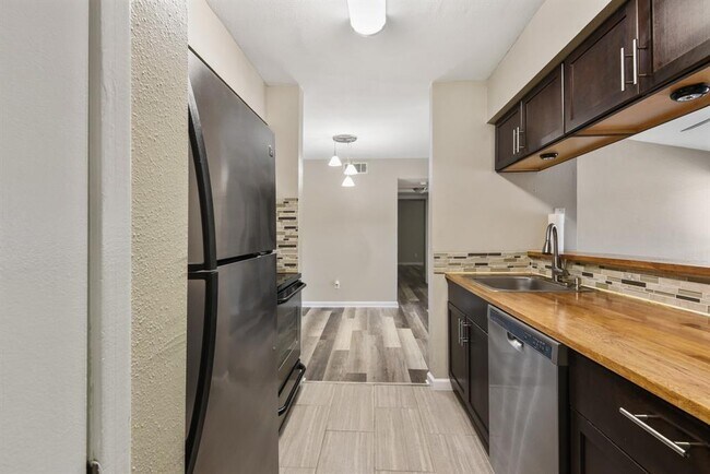 Building Photo - 3300 Pebblebrook Dr