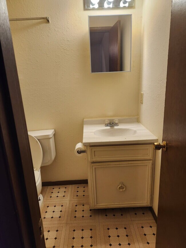 Baño pequeño - 3030 Congress Blvd