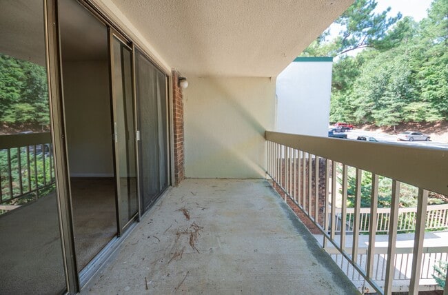 Building Photo - Charming Condo Living in the Heart of Chapel Hill!