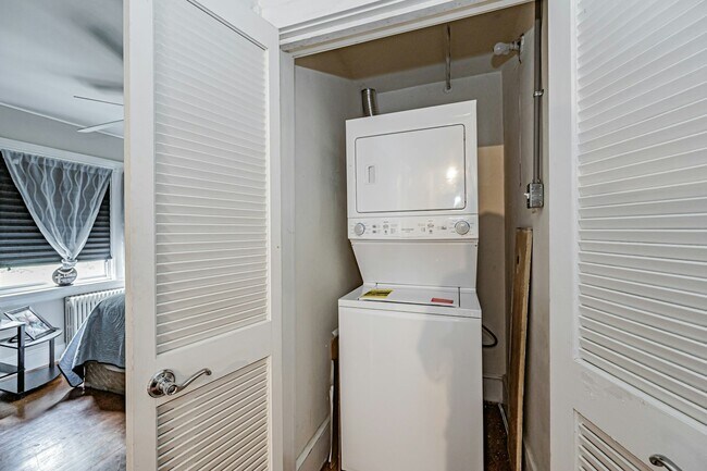 Foto del edificio - 1022 W 48th St