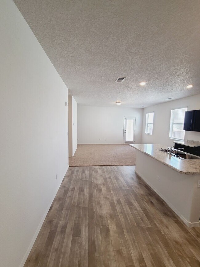 Building Photo - 3 bed 2 bath home