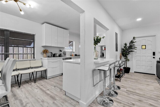 Building Photo - 1510 Normandy Dr