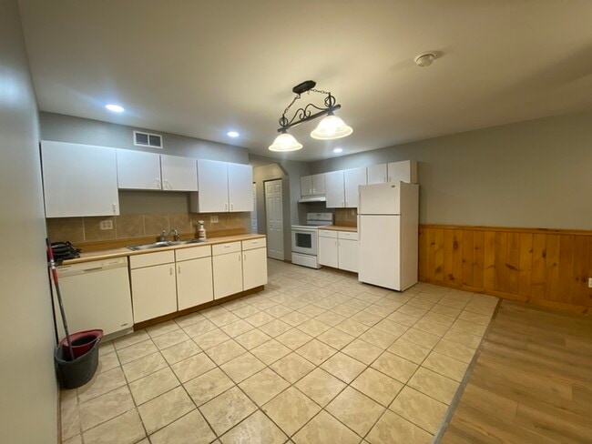 Building Photo - Spacious 3 bedroom 2 bath with 1 stall garage duplex outside city of Watertown for rent!