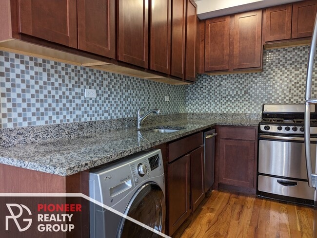 Building Photo - 560 W Arlington Pl