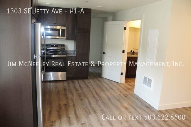 Building Photo - Lower level 2 bed/ 1 bath w/ 1 Assigned Pa...