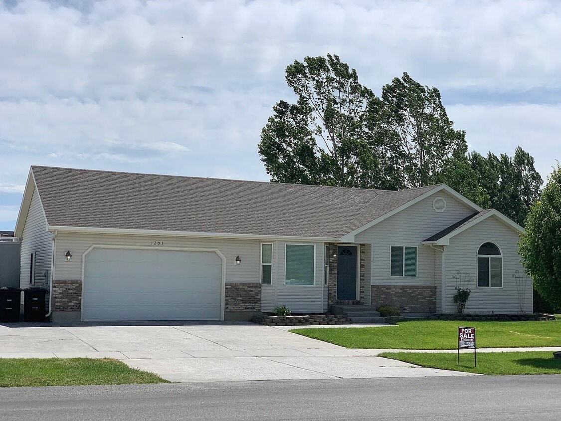 1201 Newgate Dr, Ammon, ID 83406 House for Rent in Ammon, ID