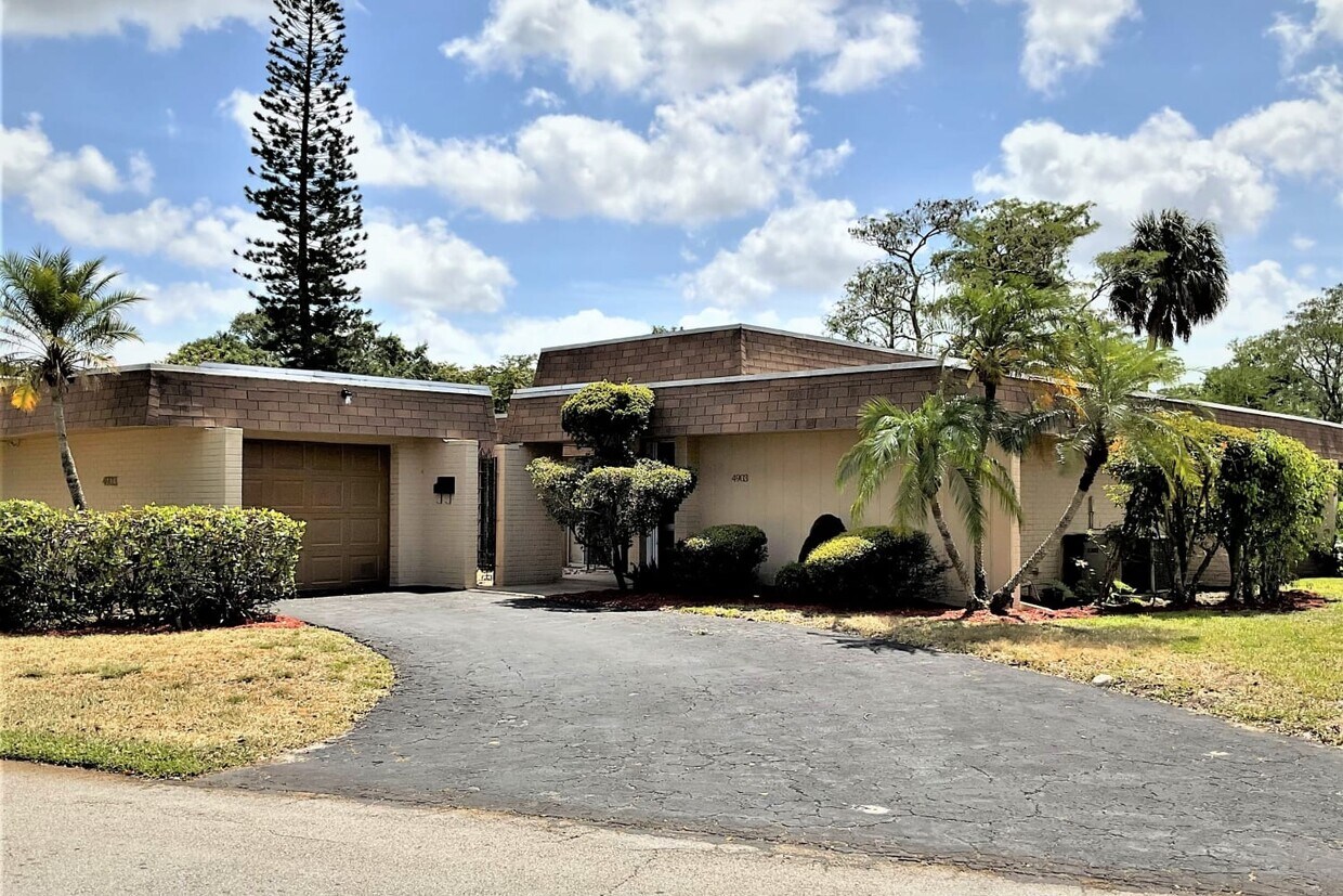 Primary Photo - 4903 Banyan Ln