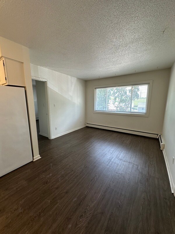 Building Photo - 1465 Meadowview Dr