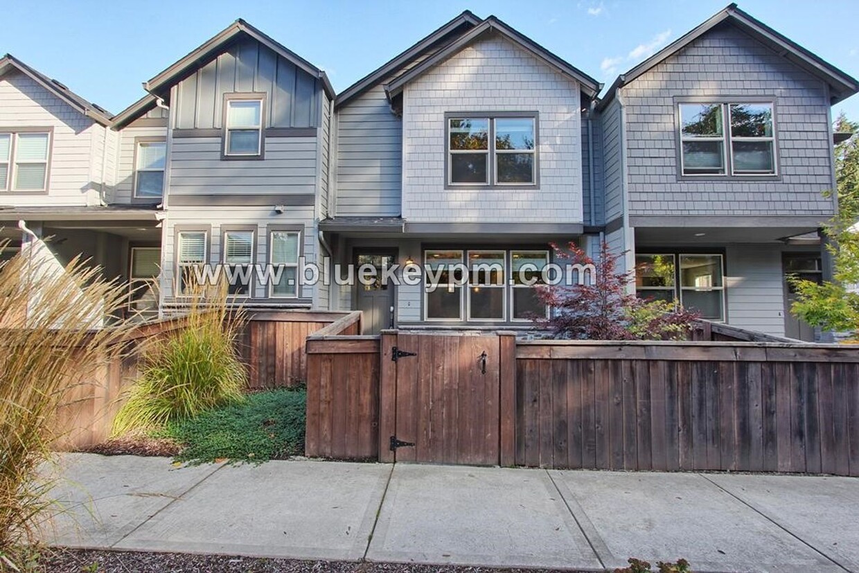 Primary Photo - 3 Bed, 2.5 Baths Townhome with 2 Car Garag...