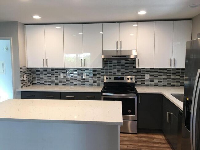 Building Photo - 3 bedroom in Redwood City CA 94061