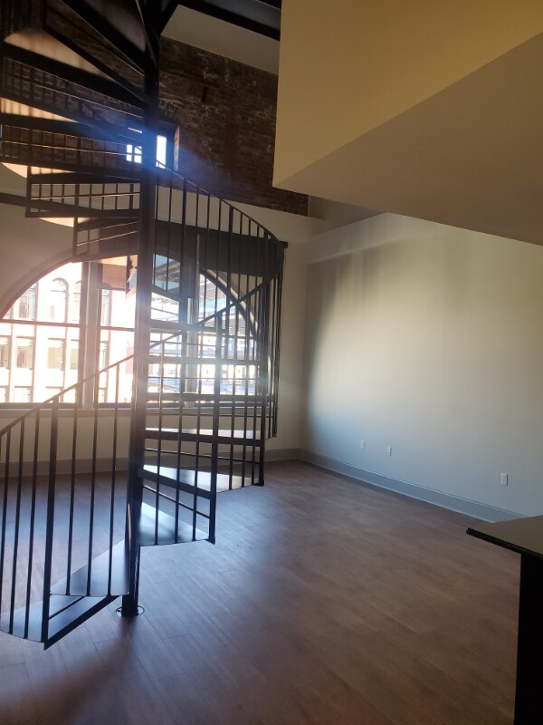 Foto del edificio - 10 Grand River Ave