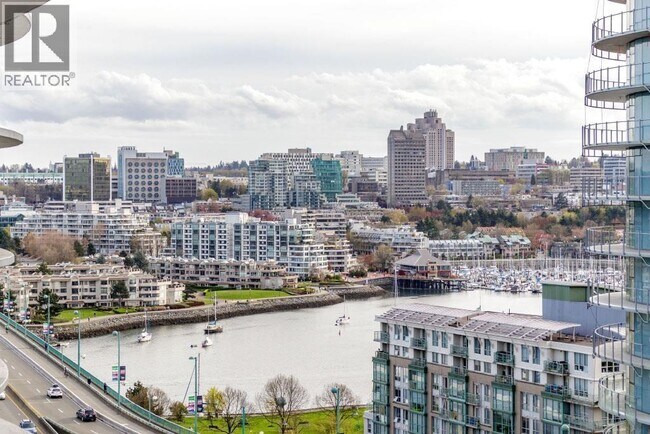 Building Photo - 68 Smithe St