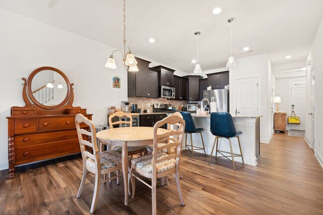 Building Photo - 3be / 2.5ba Easy Access to Duke Townhouse