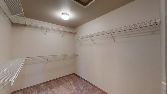 Foto del edificio - Clean Home with Lots of space ready to be your Home!