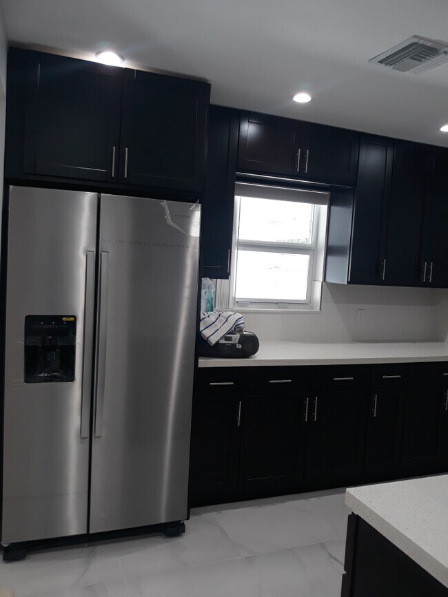 Foto del edificio - 2379 NW 102nd St