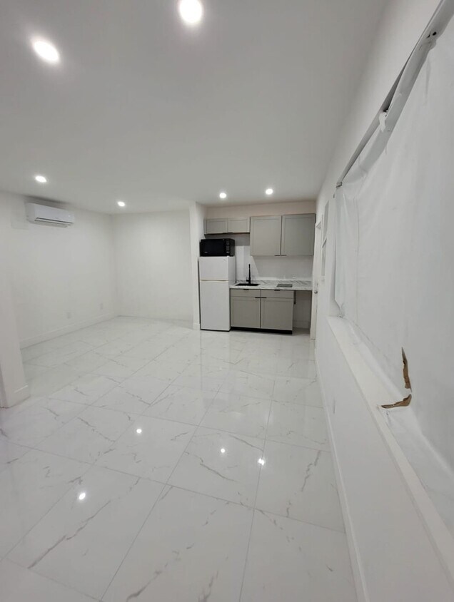 Foto del edificio - 7975 Crespi Blvd