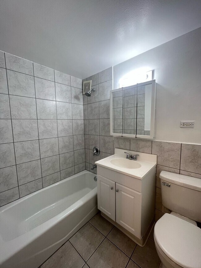 Foto del edificio - 4180 N Marine Dr