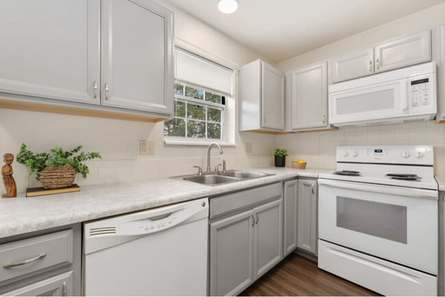 Building Photo - 3200 Azalea Dr