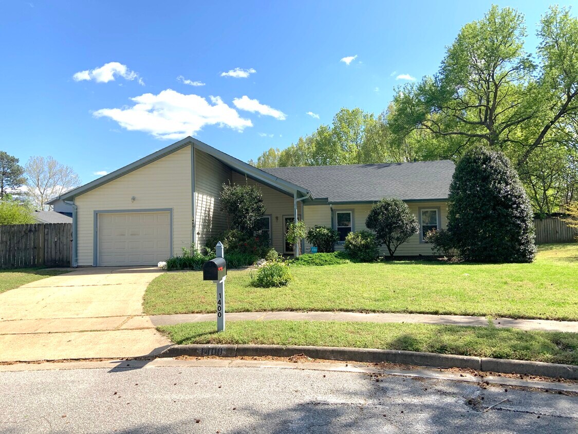 Primary Photo - 1400 Bayberry Ct S
